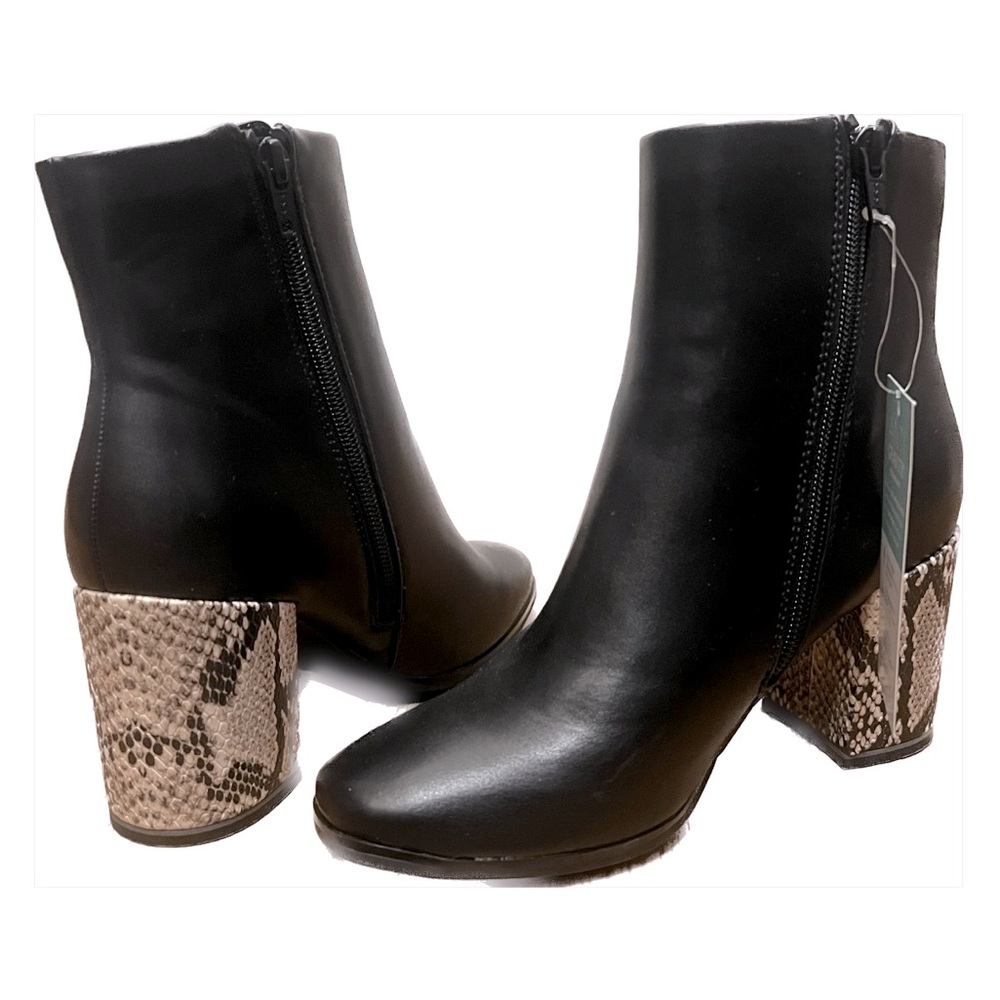 NWT Andrew Geller black snake print zip booties